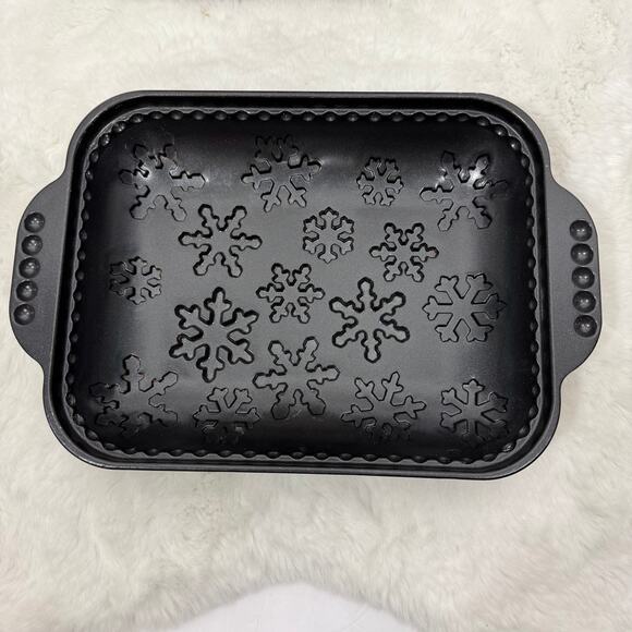 Nordic Ware Nonstick Cast‎ Aluminum Snowflake Baking Pan 13"x8.5" - Picture 1 of 4